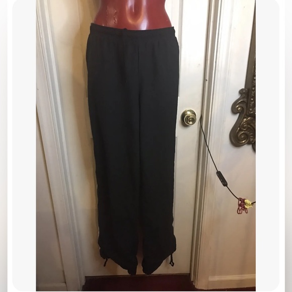 NIKE TRACK PANTS SIZE XL 16-18 WITH INTERNAL LINING BLACK, WHITE & GRAY - Picture 1 of 11